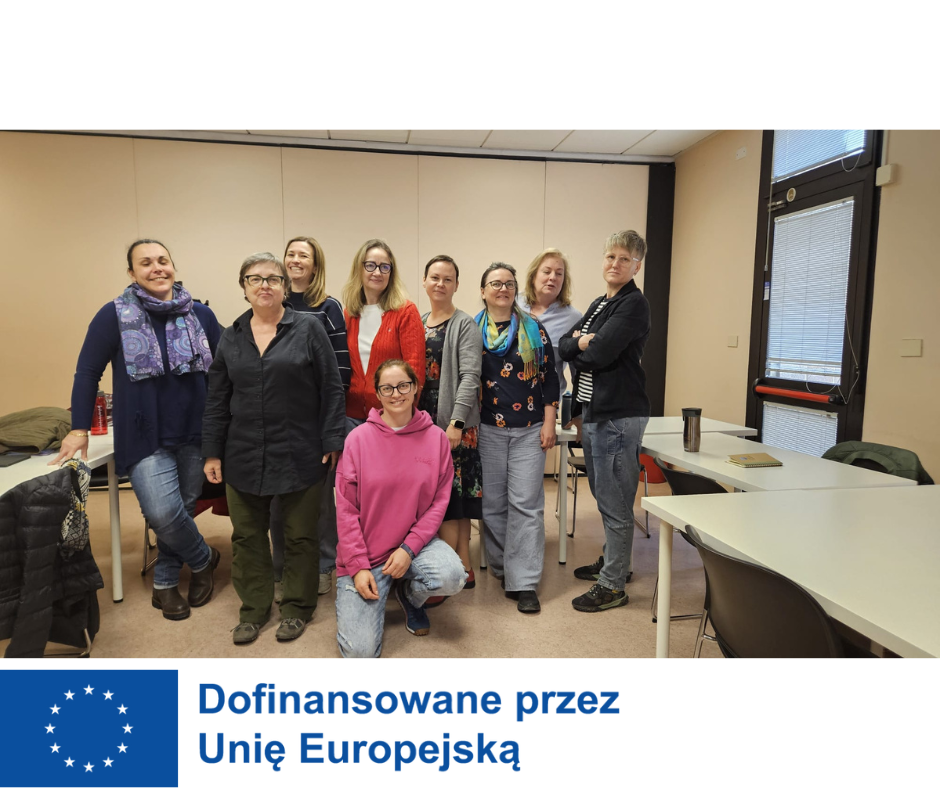 Grupa 9 kobiet - pracowniczki BORIS oraz przedstawicielka organizacji przyjmującej, stoją pozując do zdjęcia grupowego.