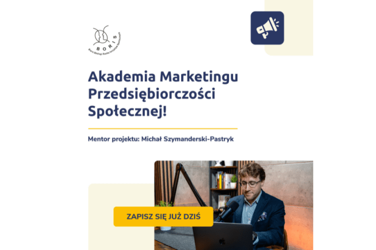 Grafika promocyjna „Akademii Marketingu Przedsiębiorczości Społecznej” z informacją o mentorze projektu – Michał Szymanderski-Pastryk. Na dole zdjęcie mężczyzny nagrywającego przy mikrofonie i laptopie